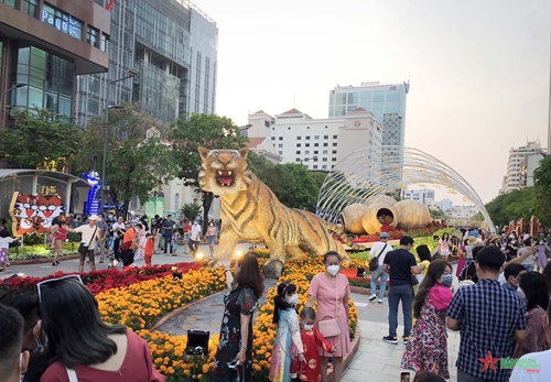 Hơn 350.000 lượt khách tham quan Đường hoa Nguyễn Huệ Tết Nhâm Dần