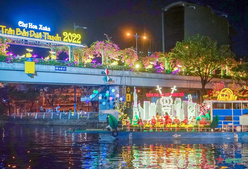 Biểu diễn đờn ca tài tử tại không gian "Trên bến dưới thuyền", quận 8, TP Hồ Chí Minh mang lại những giây phút thưởng lãm độc đáo cho người dân, du khách.
