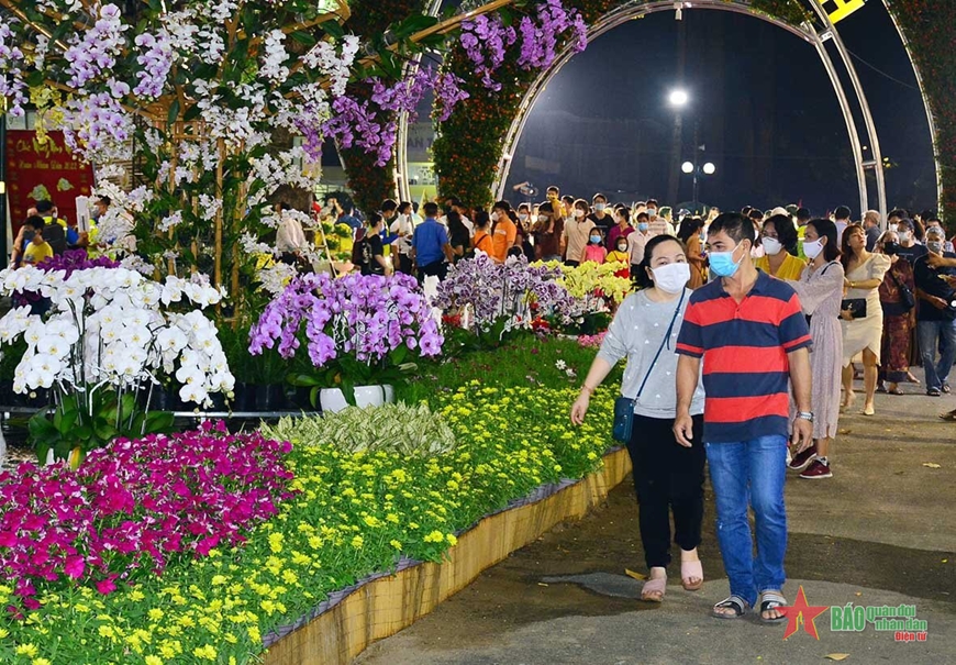 Đông đảo người dân thành phố chọn tham quan hội hoa xuân về đêm.