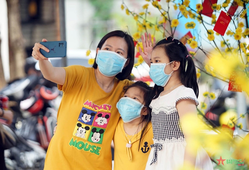 Một gia đình lưu lại khoảnh khắc ý nghĩa đầu năm.