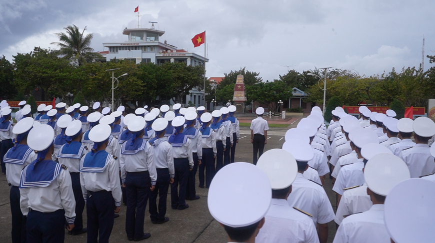 Thiêng liêng Lễ chào cờ đầu năm ở Trường Sa Thiêng liêng Lễ chào cờ đầu năm ở Trường Sa