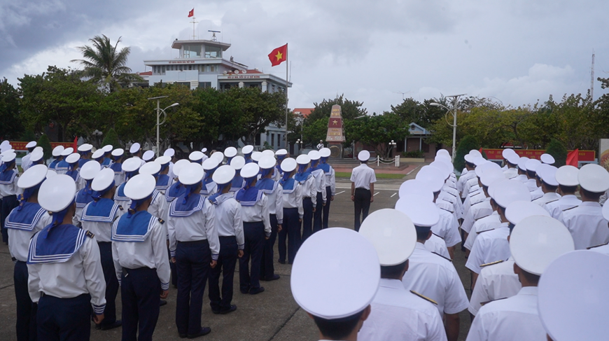 Thiêng liêng Lễ chào cờ đầu năm ở Trường Sa