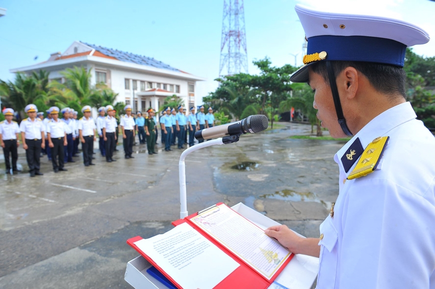 Thiêng liêng Lễ chào cờ đầu năm ở Trường Sa