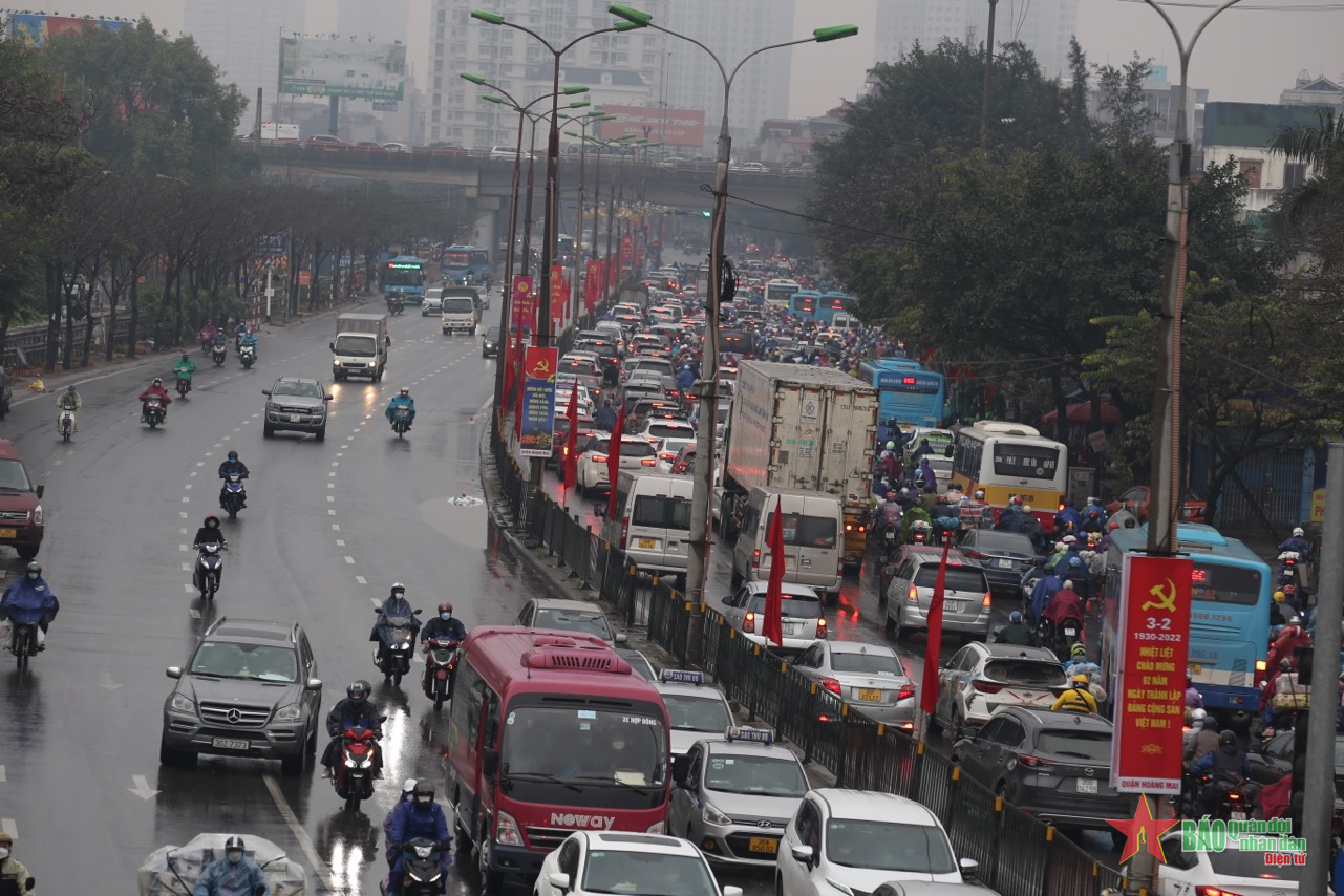 Người dân tấp nập trở về Thủ đô sau kỳ nghỉ Tết Nguyên đán 2022