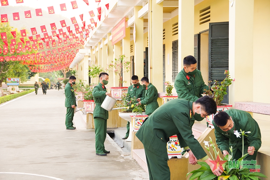 Tuổi trẻ Trung đoàn 246 củng cố khuôn viên doanh trại.
