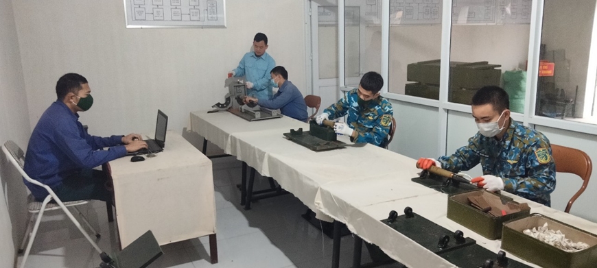 Kiểm tra số hiệu đạn để lưu vào phần mềm “Quản lý kho đạn pháo 37mm, 57mm”.
