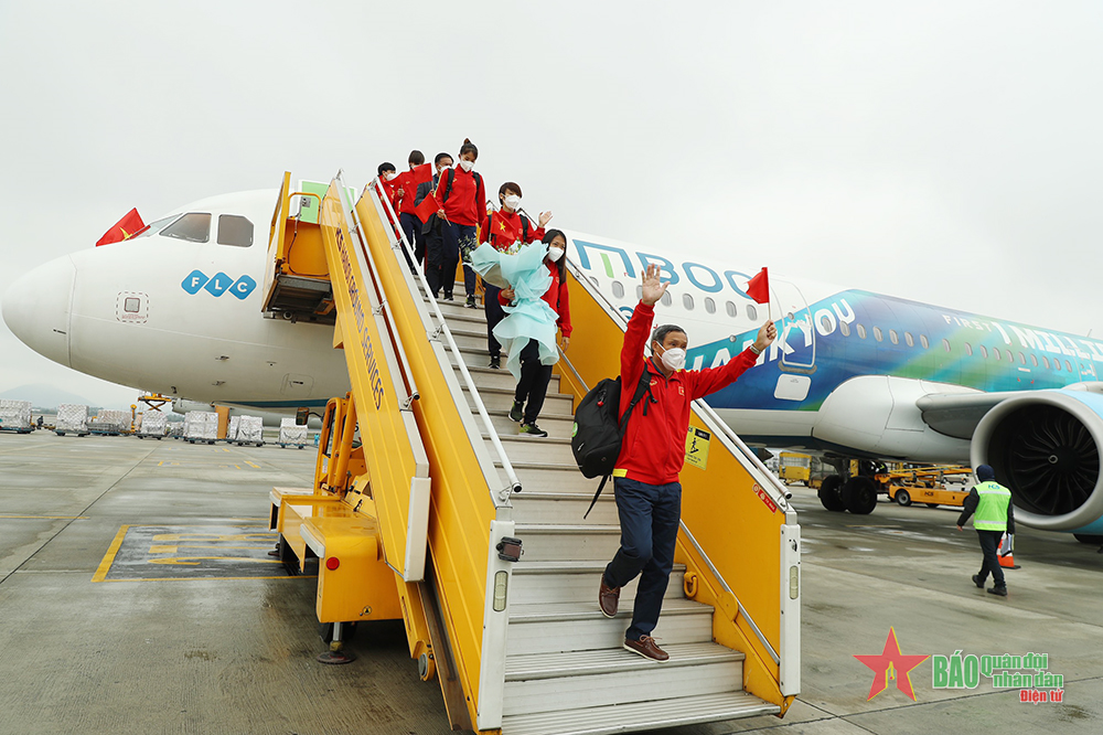 Đội tuyển nữ Việt Nam về đến Hà Nội sau chiến tích lần đầu giành vé dự World Cup