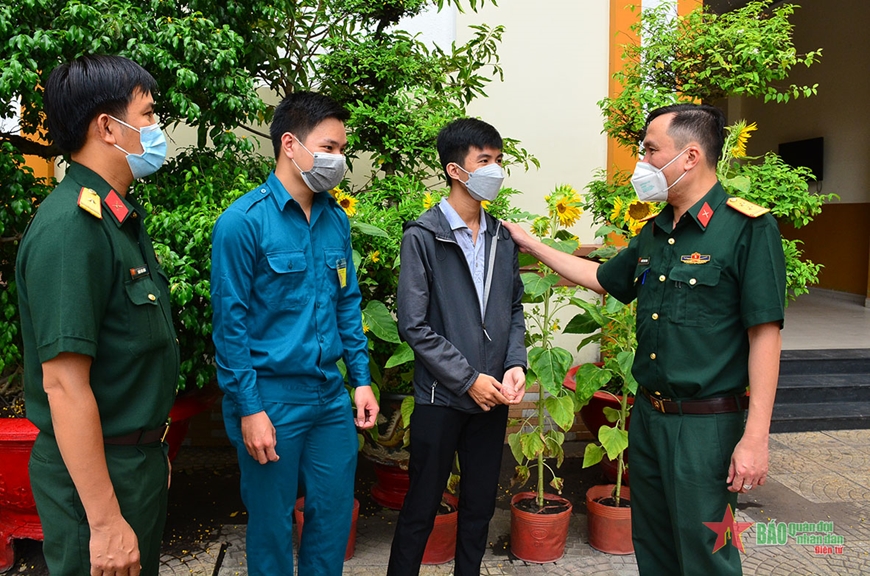 Đảng viên trẻ tình nguyện nhập ngũ