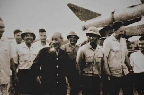 Ngày 21-2-1958: Bác căn dặn “lập kế hoạch phòng không nhân dân”