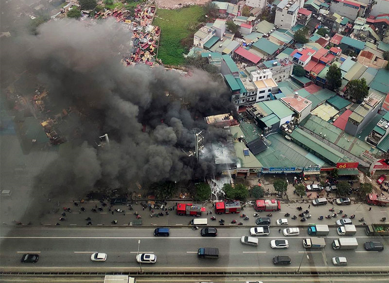 Cháy lớn trên đường Nguyễn Xiển, Thanh Xuân, Hà Nội