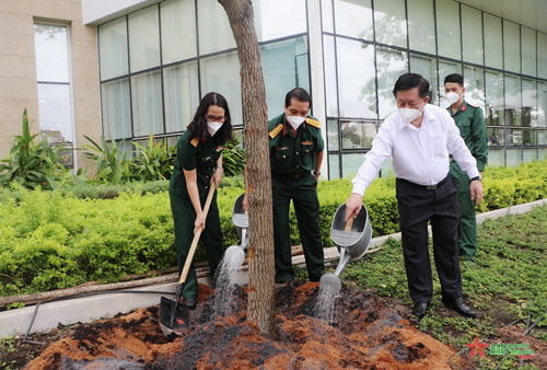 Đồng chí Nguyễn Trọng Nghĩa dự lễ phát động Tết trồng cây tại Bệnh viện Quân y 175