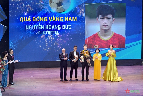 Hoàng Đức, Hồ Văn Ý và Huỳnh Như giành Quả bóng vàng Việt Nam 2021
