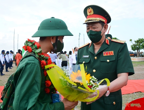 Trung tướng Huỳnh Chiến Thắng dự lễ giao nhận quân tại huyện An Minh, tỉnh Kiên Giang

