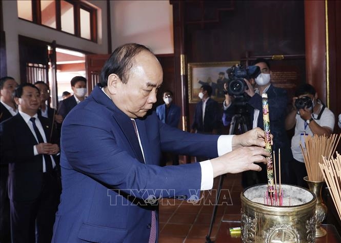 Chủ tịch nước Nguyễn Xuân Phúc dâng hương tại Khu lưu niệm Thủ tướng Phạm Văn Đồng, tỉnh Quảng Ngãi