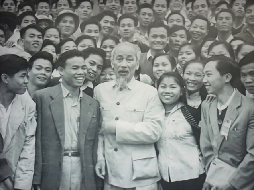 Ngày 19-2-1959, Bác Hồ căn dặn: “Muốn dạy cho trẻ em thành người tốt thì trước hết các cô các chú phải là người tốt”