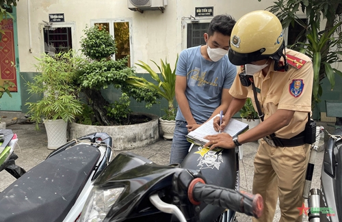 Cảnh sát giao thông TP Hồ Chí Minh bắt giữ nhóm đua xe trái phép