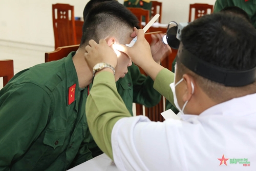 Bộ CHQS tỉnh Quảng Ninh khám phúc tra sức khỏe cho chiến sĩ mới