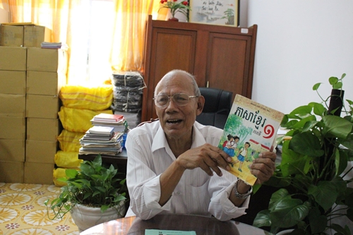 “Cha đẻ” của những bộ sách dạy chữ Khmer