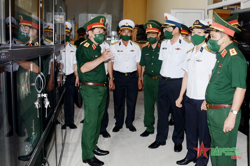 Đoàn công tác Bộ Quốc phòng thăm và làm việc tại Kho 858, Cục Kỹ thuật, Quân chủng Hải quân