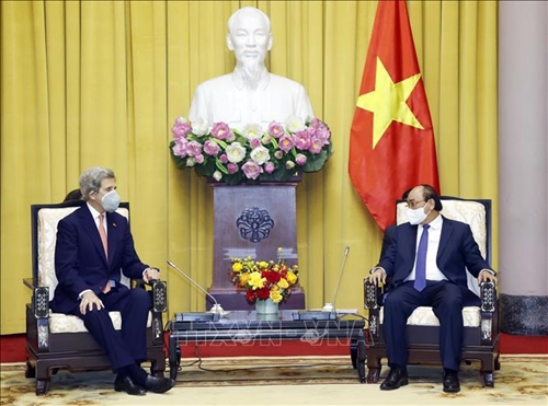Chủ tịch nước Nguyễn Xuân Phúc tiếp Đặc phái viên Tổng thống Hoa Kỳ về Biến đổi khí hậu John Kerry