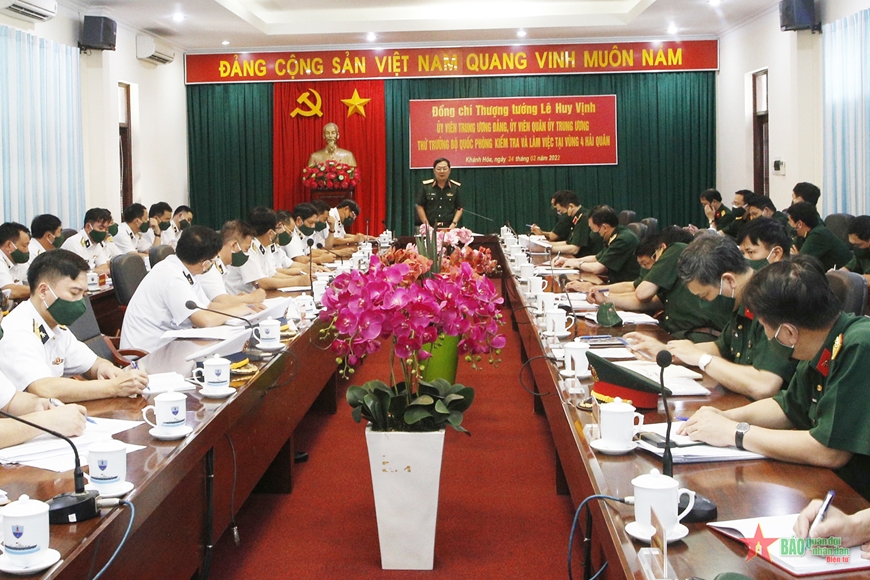 Thượng tướng Lê Huy Vịnh kiểm tra công tác kỹ thuật tại Vùng 4, Quân chủng Hải Quân Thượng tướng Lê Huy Vịnh kiểm tra công tác kỹ thuật tại Vùng 4, Quân chủng Hải Quân