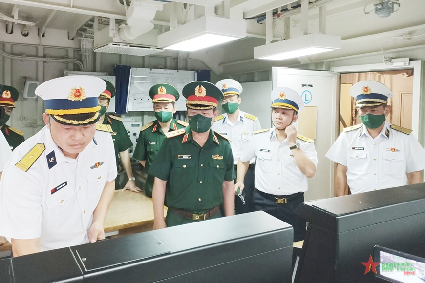 Thượng tướng Lê Huy Vịnh kiểm tra công tác kỹ thuật tại Vùng 4, Quân chủng Hải Quân Thượng tướng Lê Huy Vịnh kiểm tra công tác kỹ thuật tại Vùng 4, Quân chủng Hải Quân