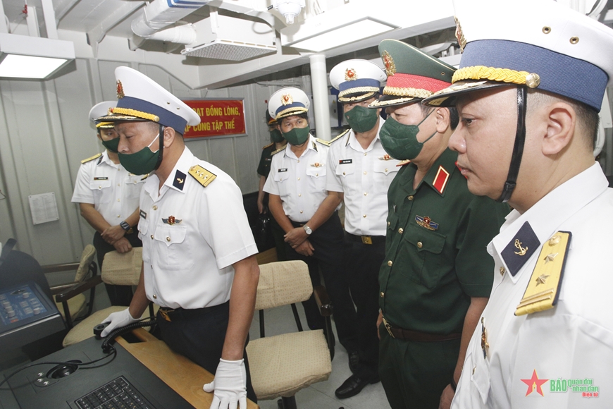 Thượng tướng Lê Huy Vịnh kiểm tra công tác kỹ thuật tại Vùng 4, Quân chủng Hải Quân Thượng tướng Lê Huy Vịnh kiểm tra công tác kỹ thuật tại Vùng 4, Quân chủng Hải Quân
