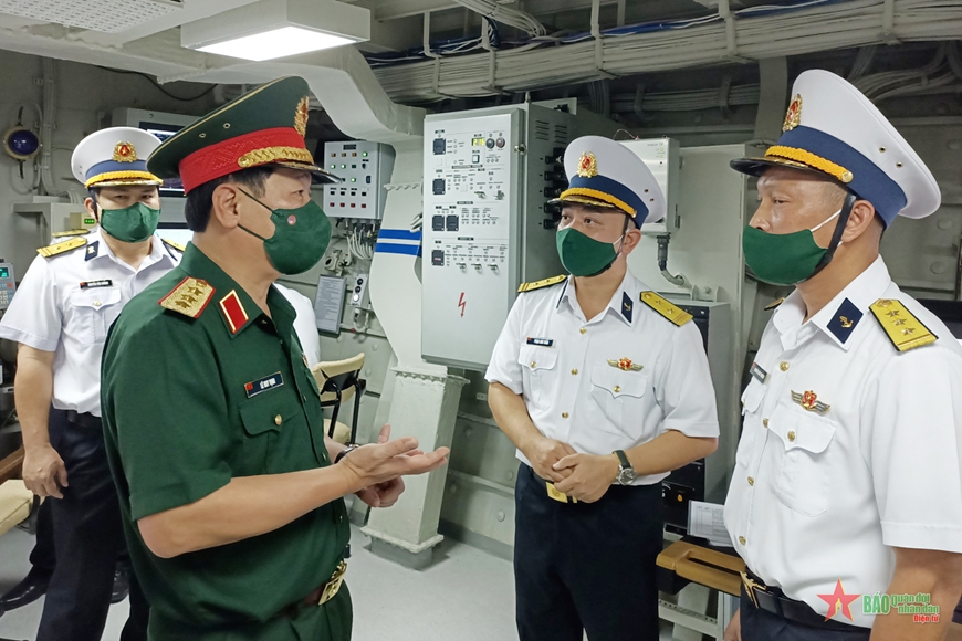 Thượng tướng Lê Huy Vịnh kiểm tra công tác kỹ thuật tại Vùng 4, Quân chủng Hải Quân Thượng tướng Lê Huy Vịnh kiểm tra công tác kỹ thuật tại Vùng 4, Quân chủng Hải Quân