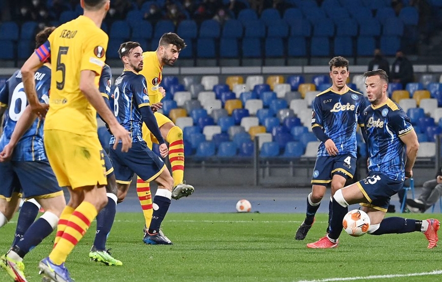 Thắng đậm Napoli, Barca giành vé vào vòng 1/8 Europa League