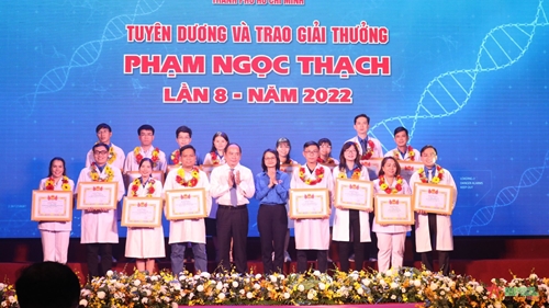 TP Hồ Chí Minh trao Giải thưởng Phạm Ngọc Thạch tặng 80 thầy thuốc trẻ tiêu biểu