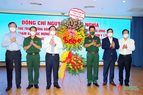 Đồng chí Nguyễn Trọng Nghĩa thăm, chúc mừng đội ngũ thầy thuốc Bệnh viện Quân y 175 và TP Hồ Chí Minh