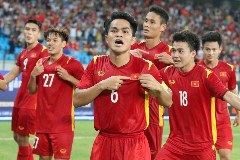 Đội tuyển bóng đá Việt Nam đã trở thành nhà vô địch năm nay. Điều này làm được nhờ sự khéo léo của những cầu thủ tài ba và sự hỗ trợ của người hâm mộ. Hãy xem hình ảnh để thấy sự vẻ vang của đội tuyển Việt Nam.