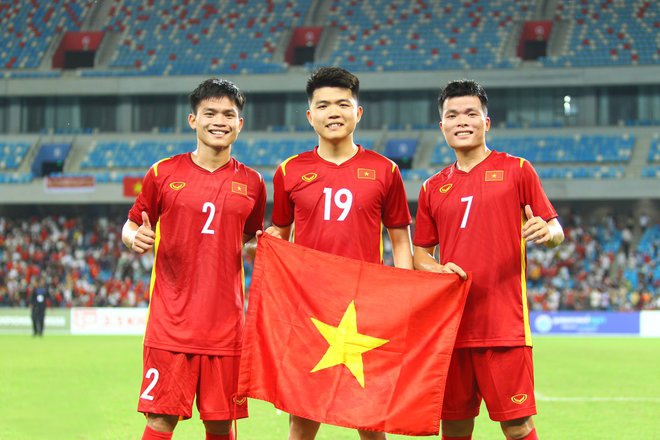 Đội tuyển U23 Việt Nam đã vượt qua những thử thách khó khăn để đạt được thành tích cao tại giải đấu quốc tế và HLV Đinh Thế Nam đã đưa đội bóng trẻ đến với một kết quả đầy hào quang. Cùng với đó, đội tuyển còn được thưởng lớn và nhận được nhiều lời khen ngợi từ người hâm mộ. Màu sắc cờ Thái Lan sẽ luôn là một nguồn cảm hứng dành cho đội bóng trẻ Việt Nam.