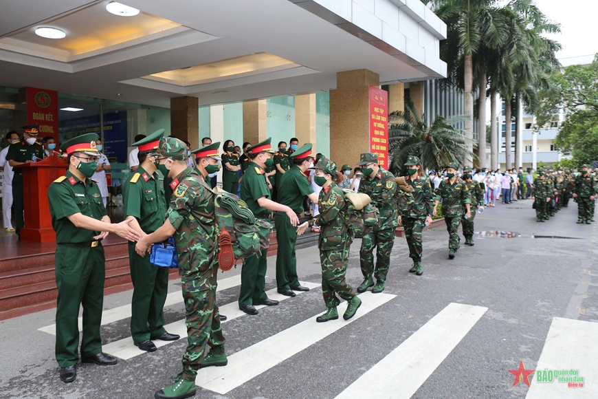 Tinh thần hy sinh là yếu tố quan trọng giúp cho quân đội nhân dân Việt Nam vượt qua những thử thách khó khăn. Hãy xem những hình ảnh liên quan đến tinh thần hy sinh và cảm nhận sự tận tuỵ, lỗi lạc của lực lượng vũ trang Việt Nam.