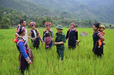 国境地域における強力な草の根政治システムの統合に参加する