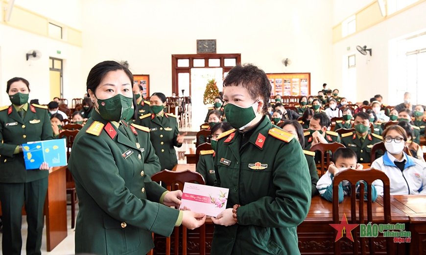 Lãnh đạo Ban Phụ nữ Quân đội động viên, tặng quà Thiếu tá QNCN Đinh Thị Thu Hiền.