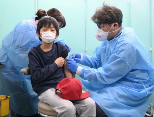 Nhật Bản bắt đầu tiêm vắc xin ngừa Covid-19 cho trẻ từ 5-11 tuổi