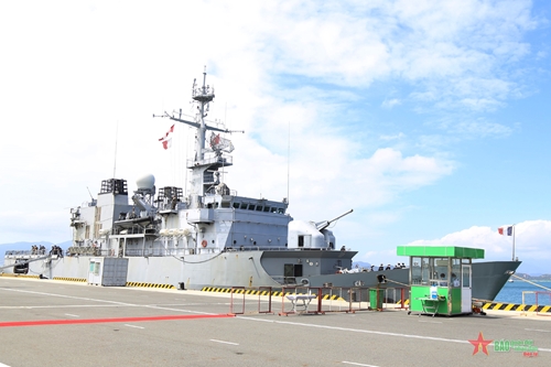 Tàu tuần dương Vendémiaire của Hải quân Pháp thăm xã giao tỉnh Khánh Hòa