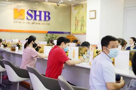 Khách hàng giao dịch tại SHB.