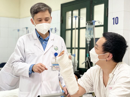 Việt Nam lần đầu tiên phẫu thuật nội soi tái tạo khớp cổ tay