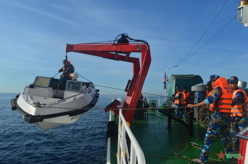 Vùng Cảnh sát biển 2: Đồng hành, giúp ngư dân vững tin vươn khơi, bám biển 