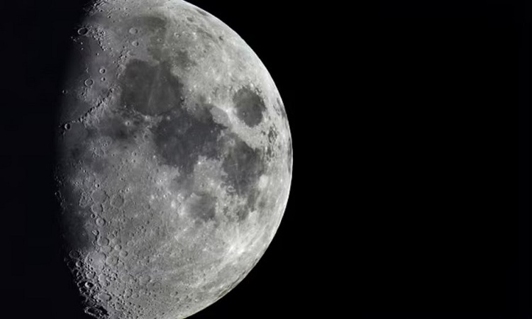 Với bức ảnh Mặt Trăng được chụp từ góc độ độc đáo, sẽ khiến bạn có những trải nghiệm thú vị và khám phá những bí ẩn của vũ trụ. Sự thuần khiết, thanh tao của vệt trăng sẽ khiến bạn cảm nhận được sự lớn lao, bao la của tự nhiên.