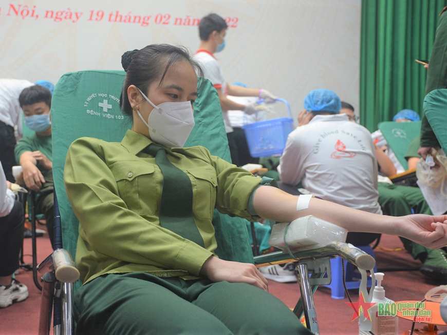 Tuổi trẻ quân đội tích cực hiến máu tình nguyện