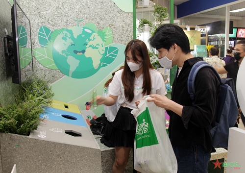 Vận động người dân tham gia phân loại bao bì tái chế  