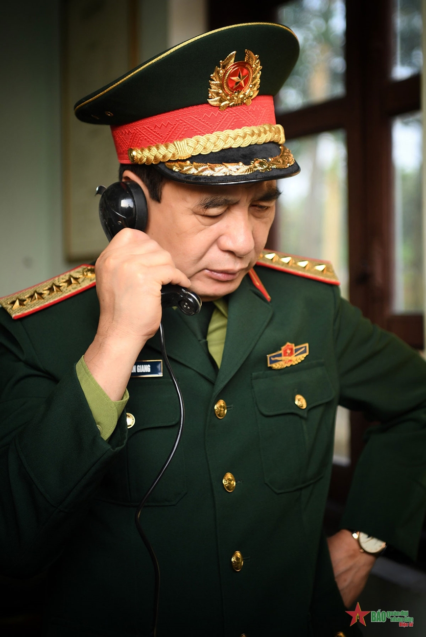Không thể bỏ qua hình ảnh Đại tướng Phan Văn Giang - một vị tướng siêu việt của quân đội Việt Nam. Với khát vọng và tài năng lãnh đạo, ông đã cống hiến cho sự nghiệp giữ đất nước vô cùng to lớn. Cùng nhìn lại hành trình của một người lính bất khuất tại hình ảnh này.