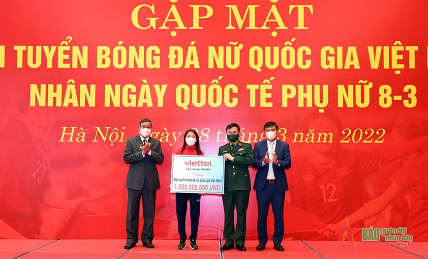 Viettel trao 1 tỷ đồng tặng đội tuyển bóng đá nữ Việt Nam