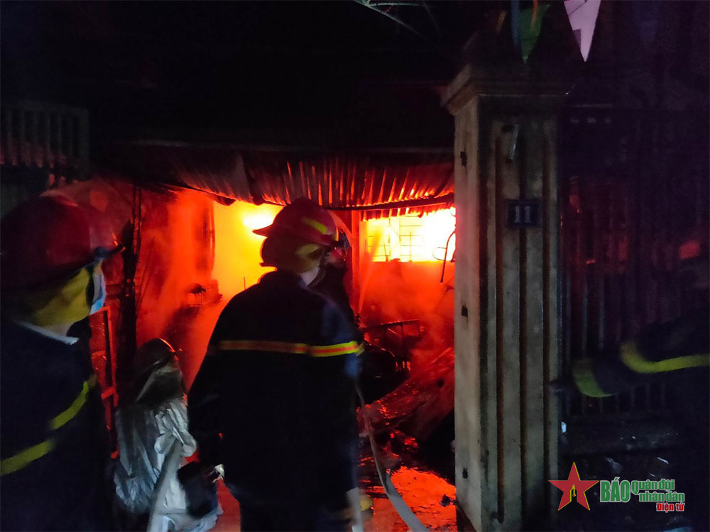 Hà Nội: Cháy nhà ở đường Giáp Nhị, kịp thời giải thoát 3 bố con
