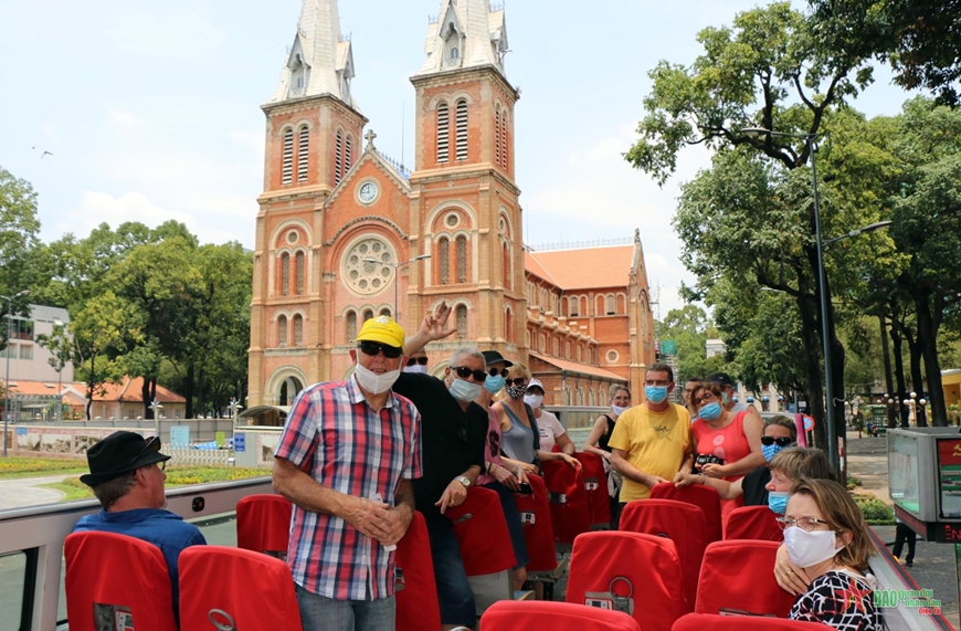 Du lịch TP Hồ Chí Minh là một trải nghiệm tuyệt vời cho mọi du khách, đặc biệt là khách quốc tế. Thành phố này không chỉ nổi tiếng với người dân thân thiện và phong cách sống sôi động mà còn có nhiều địa điểm du lịch hấp dẫn như chợ Bến Thành, phố cổ Saigon hay những điểm tham quan lịch sử. Hãy cùng khám phá TP Hồ Chí Minh bằng những bức ảnh đẹp và chất lượng nhất nhé!