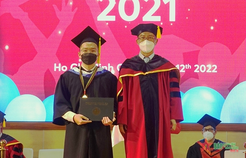 Trường Đại học Quốc tế trao 5 huy chương vàng tặng các sinh viên tốt nghiệp loại xuất sắc 