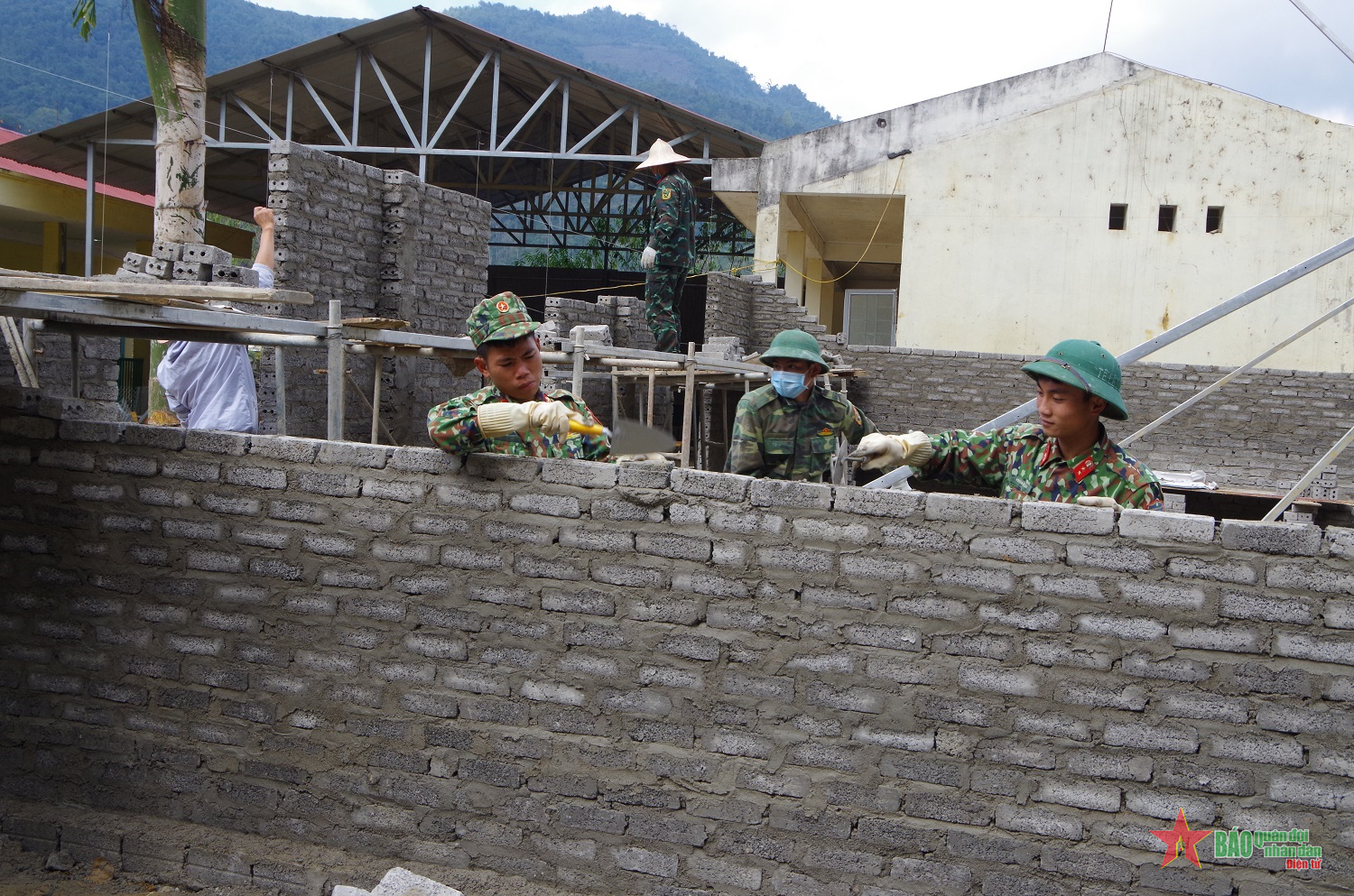 Những ngôi nhà bán trú thắm tình quân - dân